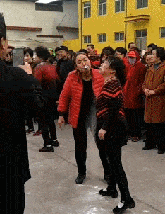 笑到肚子疼，37张搞笑动图，哥们裤子不合身就别穿出来了！挺尴尬-7.jpg