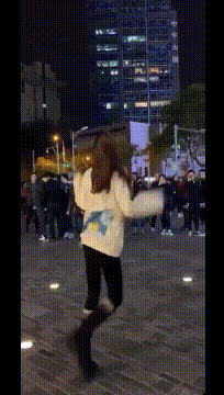 笑到肚子疼，37张搞笑动图，哥们裤子不合身就别穿出来了！挺尴尬-8.jpg