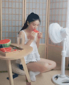 笑到肚子疼，37张搞笑动图，哥们裤子不合身就别穿出来了！挺尴尬-18.jpg