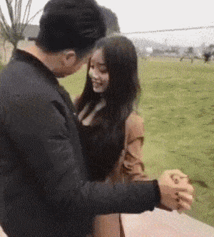 笑到肚子疼，37张搞笑动图，哥们裤子不合身就别穿出来了！挺尴尬-24.jpg