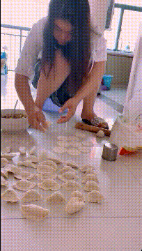 笑到肚子疼，37张搞笑动图，哥们裤子不合身就别穿出来了！挺尴尬-26.jpg