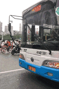 笑到肚子疼，37张搞笑动图，哥们裤子不合身就别穿出来了！挺尴尬-37.jpg