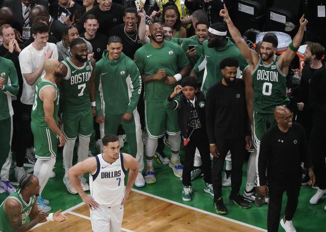 （体育）篮球——NBA总决赛：凯尔特人队夺得总冠军(2)-2.jpg
