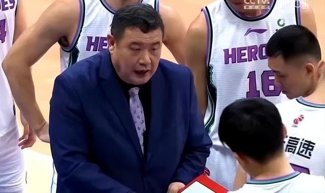 邱彪正式加盟山东男篮！与前两任主帅对比，他的优缺点同样明显-6.jpg