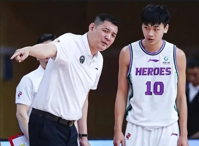 邱彪正式加盟山东男篮！与前两任主帅对比，他的优缺点同样明显-10.jpg