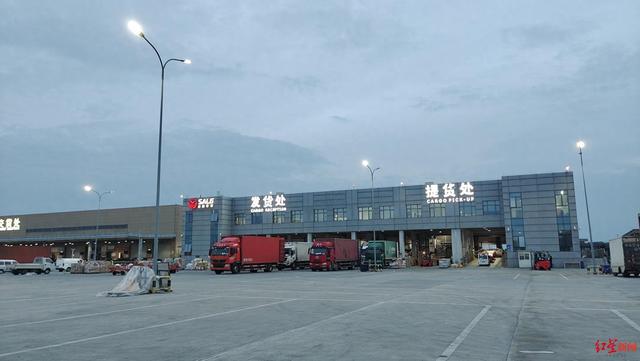 温哥华→成都！珍宝蟹22小时洲际穿越，端上成都人餐桌｜开箱了，大飞机-1.jpg