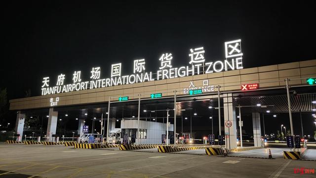 温哥华→成都！珍宝蟹22小时洲际穿越，端上成都人餐桌｜开箱了，大飞机-6.jpg