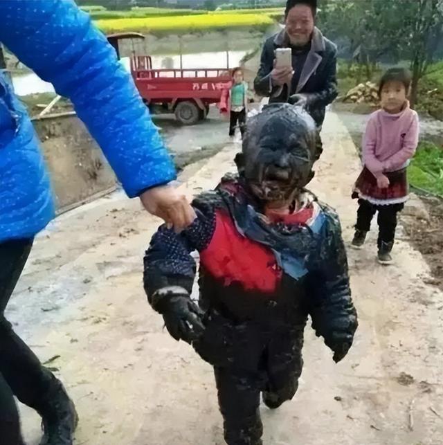 27张搞笑图片，带你笑翻天！自行车都撞不过，汽车厂家估计要哭了-17.jpg