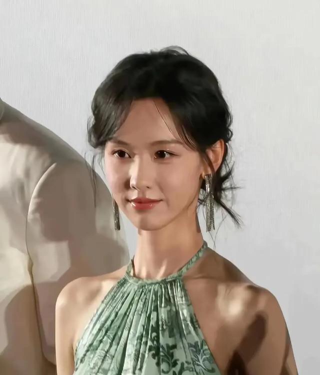 揭开娱乐圈神秘面纱：明星的真实面貌与人生-4.jpg