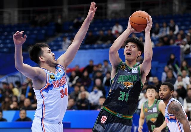 （体育）篮球——CBA俱乐部杯赛：新疆伊力特胜辽宁本钢-3.jpg