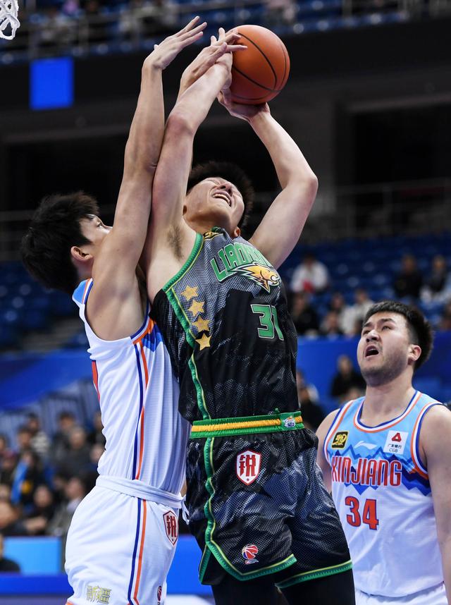 （体育）篮球——CBA俱乐部杯赛：新疆伊力特胜辽宁本钢-4.jpg