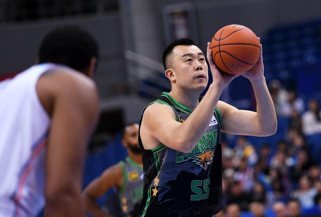 （体育）篮球——CBA俱乐部杯赛：新疆伊力特胜辽宁本钢-6.jpg