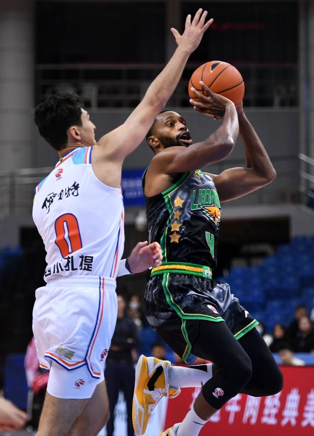 （体育）篮球——CBA俱乐部杯赛：新疆伊力特胜辽宁本钢-5.jpg