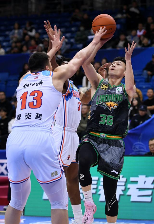 （体育）篮球——CBA俱乐部杯赛：新疆伊力特胜辽宁本钢-8.jpg