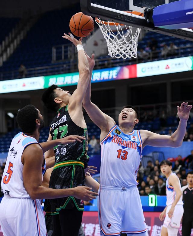 （体育）篮球——CBA俱乐部杯赛：新疆伊力特胜辽宁本钢-7.jpg