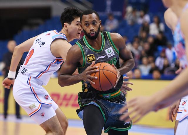 （体育）篮球——CBA俱乐部杯赛：新疆伊力特胜辽宁本钢-9.jpg