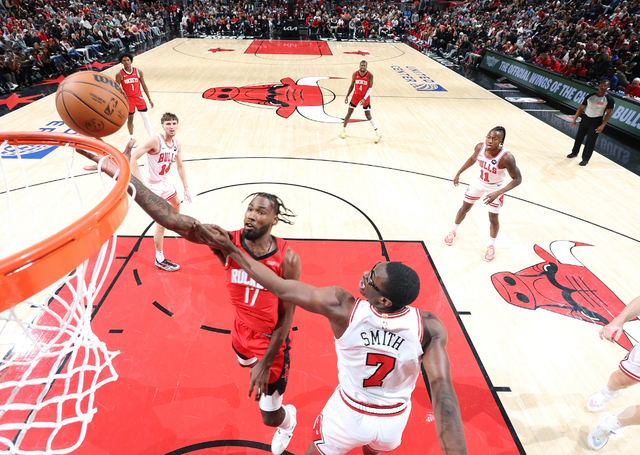 NBA常规赛：火箭36分击溃公牛五连胜 申京三节20+11+11范乔丹28+7-6.jpg