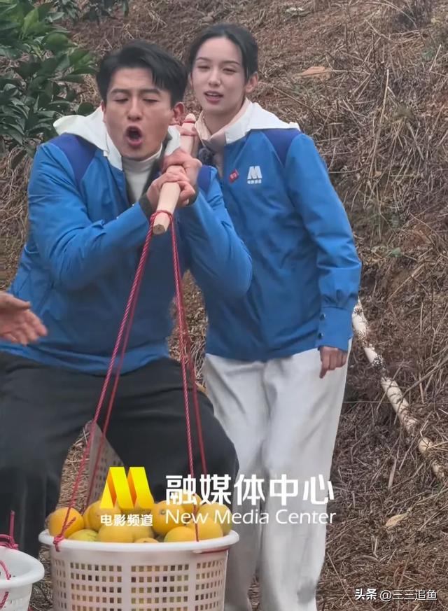 8位明星同框，刘敏涛挑扁担，聂远硬汉十足，周也的脸真小-7.jpg