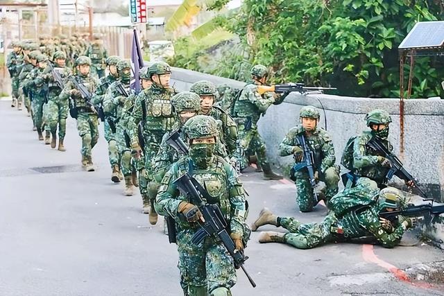 海陆空三军齐备！现役兵力30万堪比英国！台湾军事实力到底如何-5.jpg