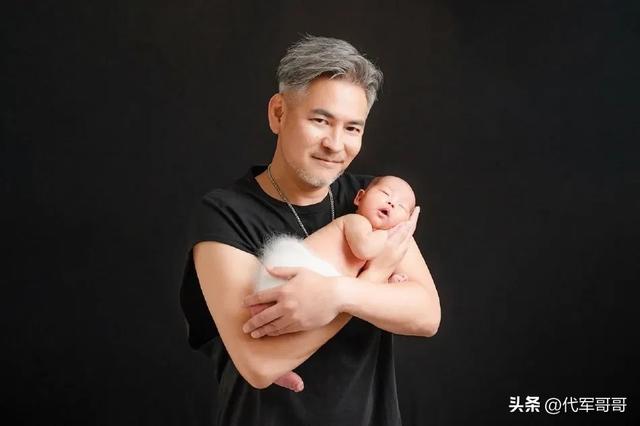 盘点年过50岁老来得子的15位男明星，你最羡慕谁？-14.jpg