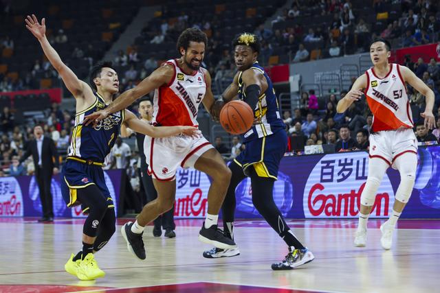 #（体育）篮球——CBA常规赛：广东东阳光不敌江苏肯帝亚-9.jpg