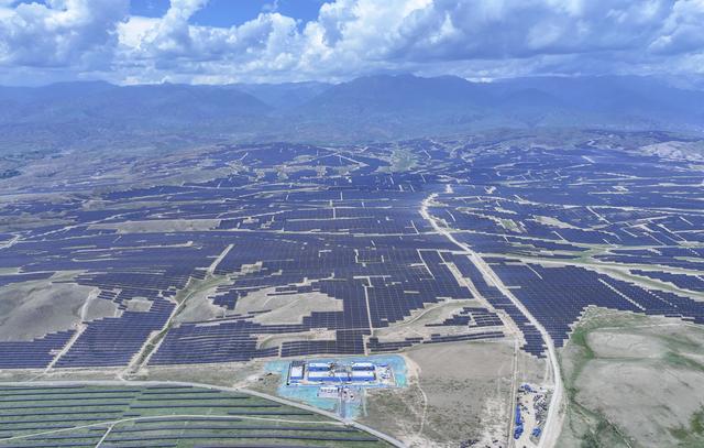 新华全媒头条丨天山南北好“风光”——新疆打造全国能源资源战略保障基地观察-2.jpg