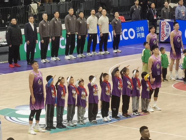 赛季首次“京城德比”精彩收场 北京篮球努力前进-2.jpg
