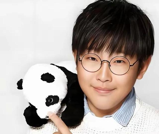 明星侯祥：9岁停止发育，出道多年只能演小孩，和妻子同框像母子-11.jpg