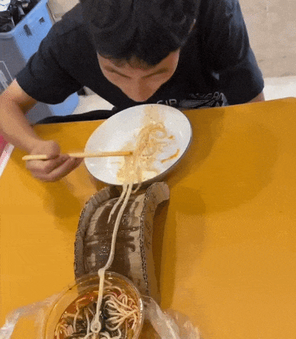 笑一笑，30组搞笑动图，今天终于见到了什么是正宗的过桥米线，-20.jpg