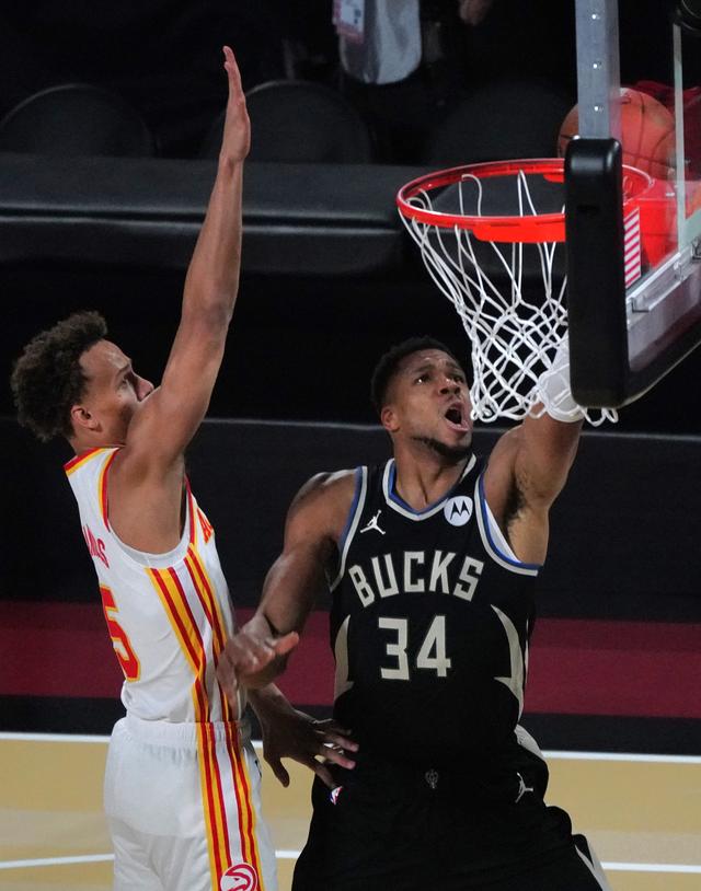 （体育）篮球——NBA杯赛：雄鹿胜老鹰-10.jpg