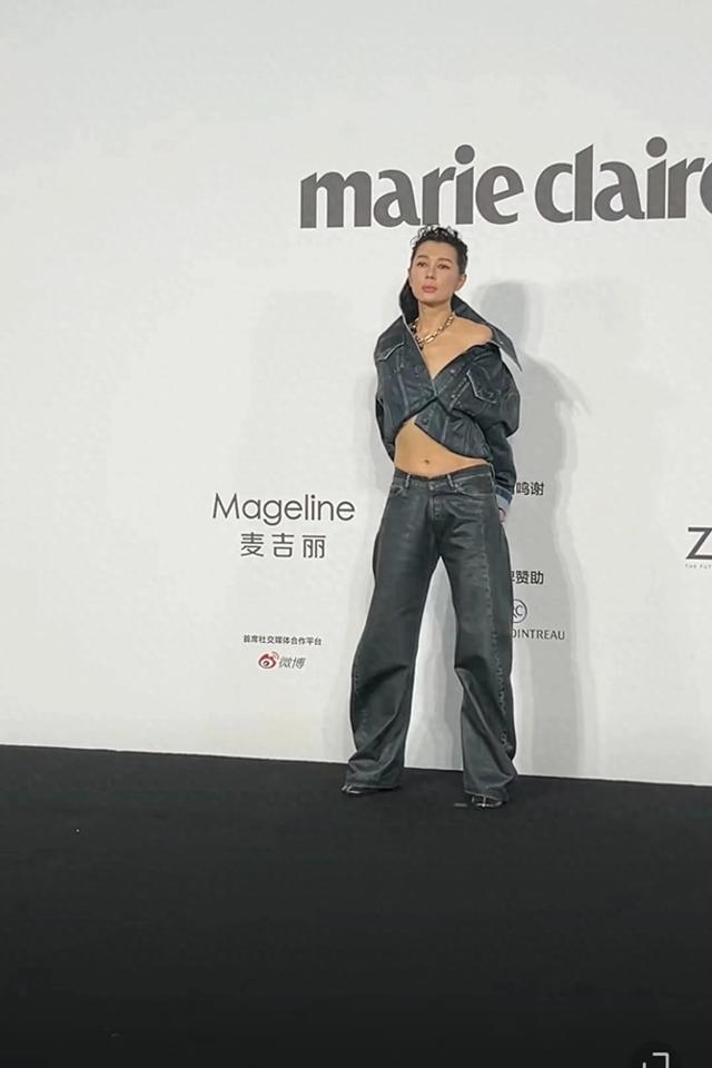 现在的女明星都怎么了？嘉人女性影响力之夜，她们穿的很无语！-1.jpg
