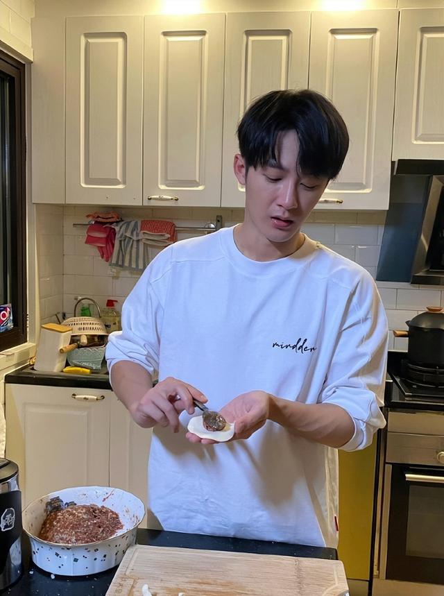 明星集体过冬至！杨幂可爱，白鹿疲惫，王心凌超美，薛之谦包饺子-11.jpg
