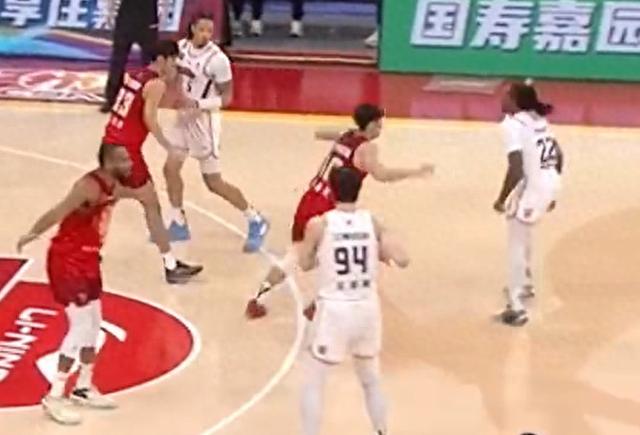 篮球只得1分不容易的，王哲林出场13分钟，4投0中&amp;罚球4中1-1.jpg