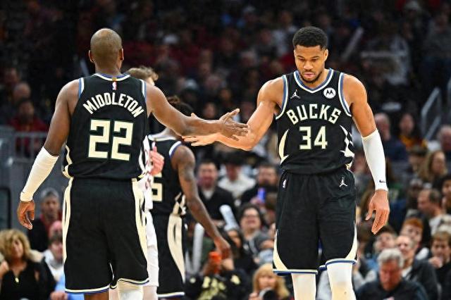 NBA｜东部强强对话 雄鹿球星战术打不过骑士团队篮球-1.jpg