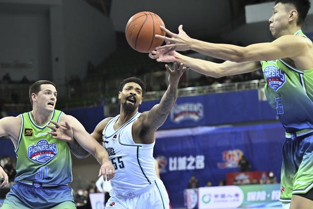 （体育）篮球——CBA常规赛：天津先行者不敌青岛国信制药-8.jpg