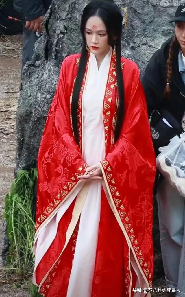 满脸痘、五五分、虎背熊腰，明星生图曝光，刘亦菲也“栽”了！-3.jpg