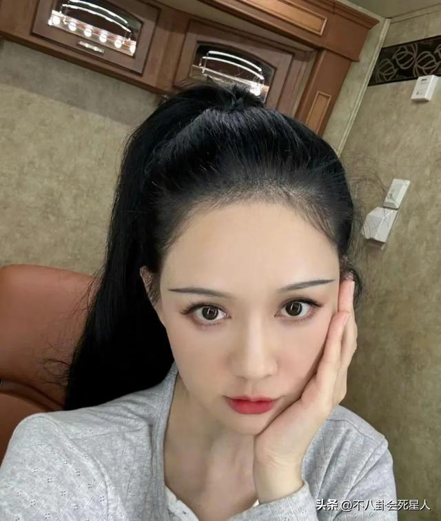 满脸痘、五五分、虎背熊腰，明星生图曝光，刘亦菲也“栽”了！-4.jpg
