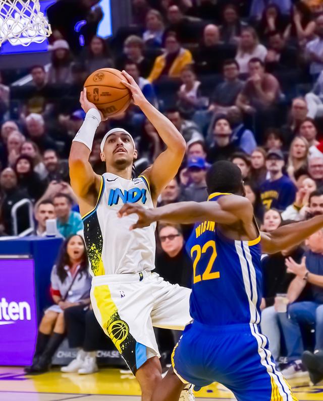 （体育）篮球——NBA常规赛：勇士不敌步行者-3.jpg