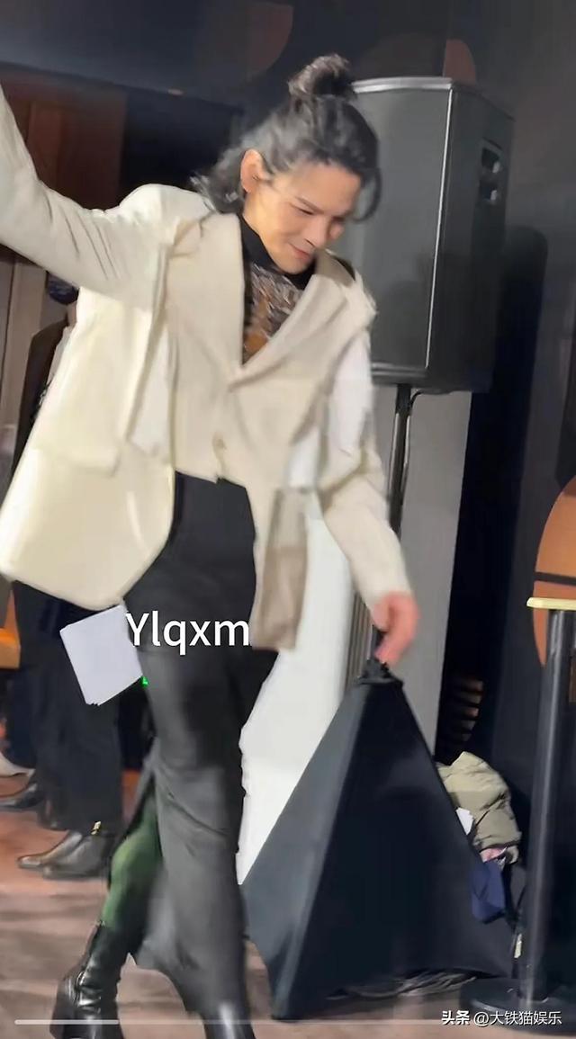 明星穿衣自由，但这自由过了火吧？你们敢穿我们都不好意思看啊-15.jpg