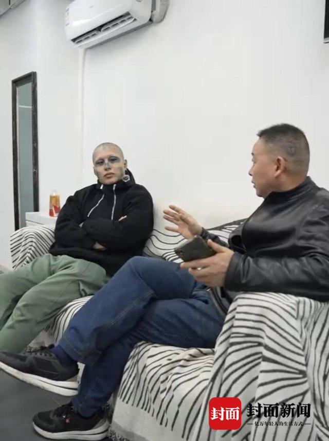 文面小伙出现在直播间一年后：难以被“洗白”的人生丨封面头条-4.jpg
