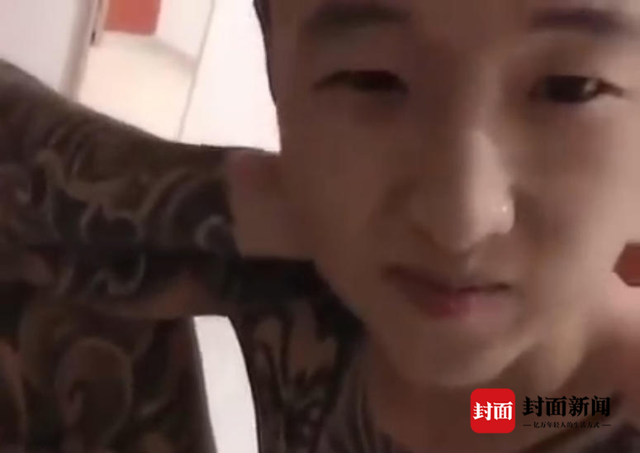 文面小伙出现在直播间一年后：难以被“洗白”的人生丨封面头条-5.jpg