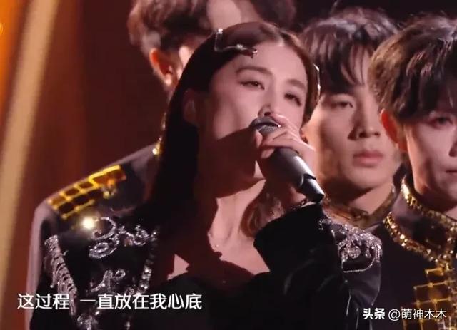 跨年晚会高清镜头下的女明星，杨幂妆花了，黄圣依脸凹，娜扎太瘦-11.jpg