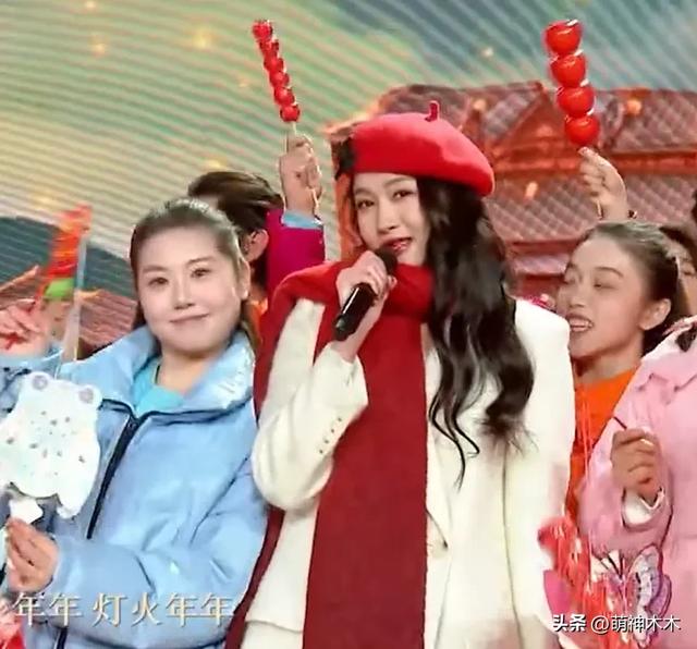 跨年晚会高清镜头下的女明星，杨幂妆花了，黄圣依脸凹，娜扎太瘦-29.jpg