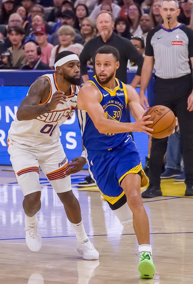 （体育）篮球——NBA常规赛：勇士胜太阳-5.jpg