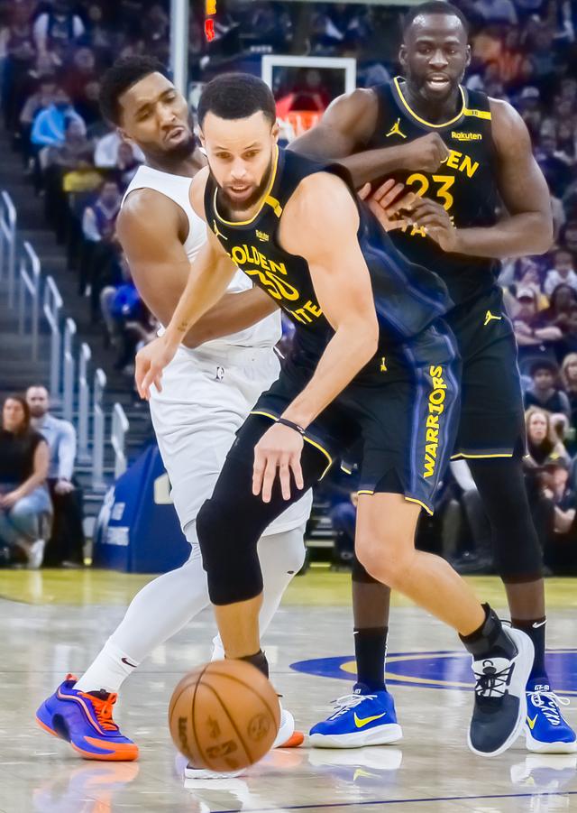 （体育）篮球——NBA常规赛：勇士不敌骑士-2.jpg
