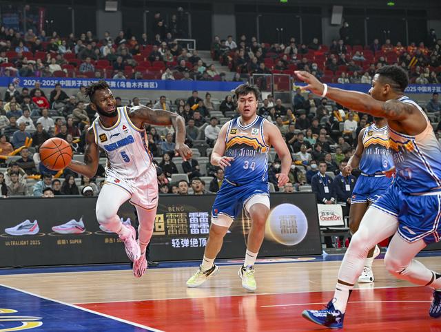 （体育）篮球——CBA常规赛：新疆伊力特胜北京北汽-9.jpg