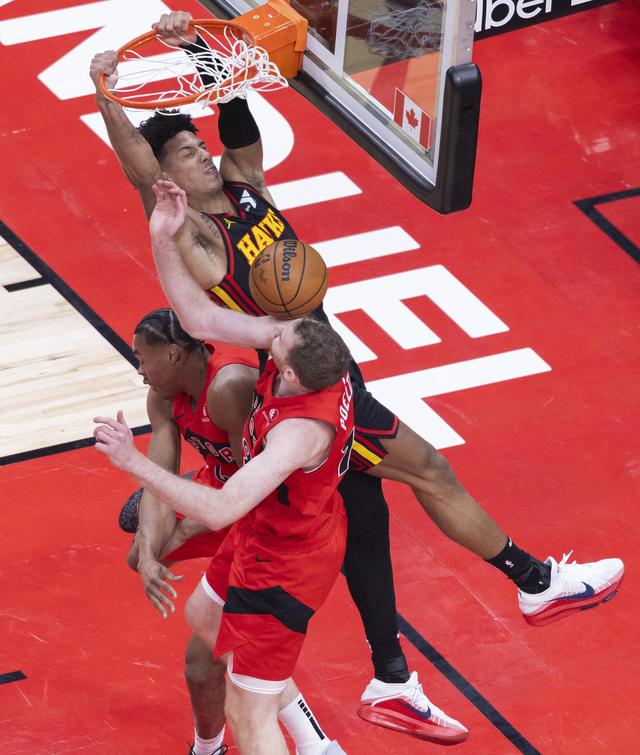 （体育）篮球——NBA常规赛：猛龙不敌老鹰-11.jpg