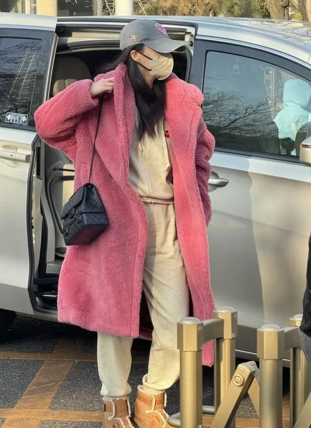 明星春晚联排私服比拼！蒋欣穿运动服都显瘦，金晨红色美甲抢镜-2.jpg