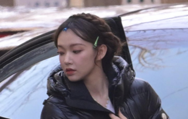 明星春晚联排私服比拼！蒋欣穿运动服都显瘦，金晨红色美甲抢镜-10.jpg