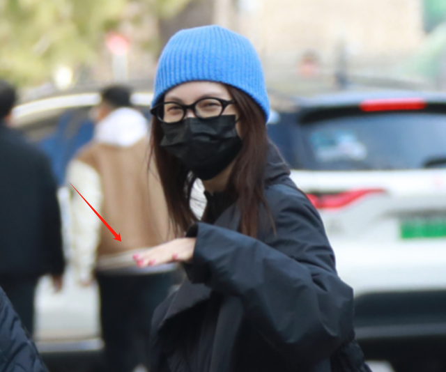 明星春晚联排私服比拼！蒋欣穿运动服都显瘦，金晨红色美甲抢镜-8.jpg